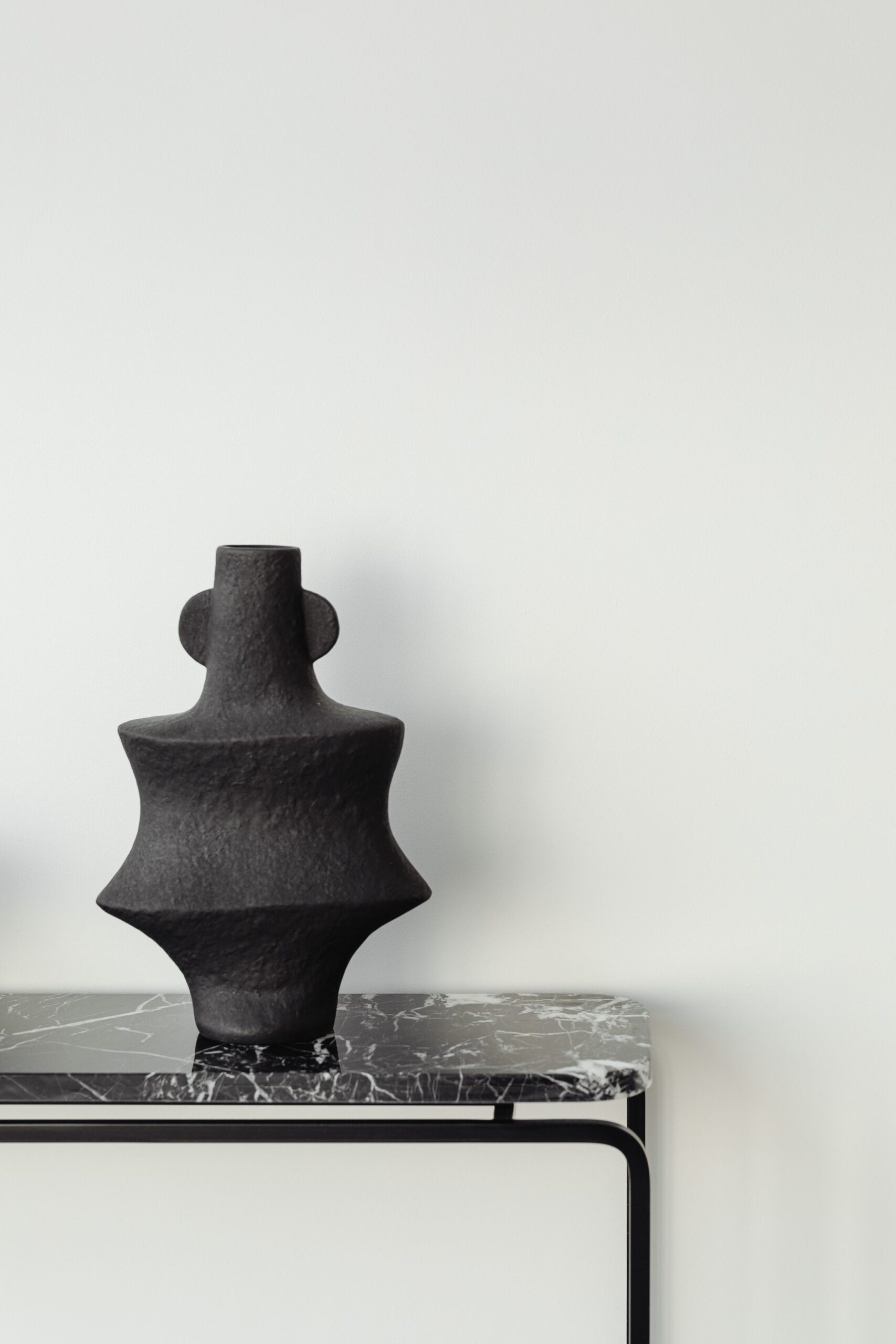 kaboompics_marble-console-furniture-ceramic-black-vase-27221-scaled-1