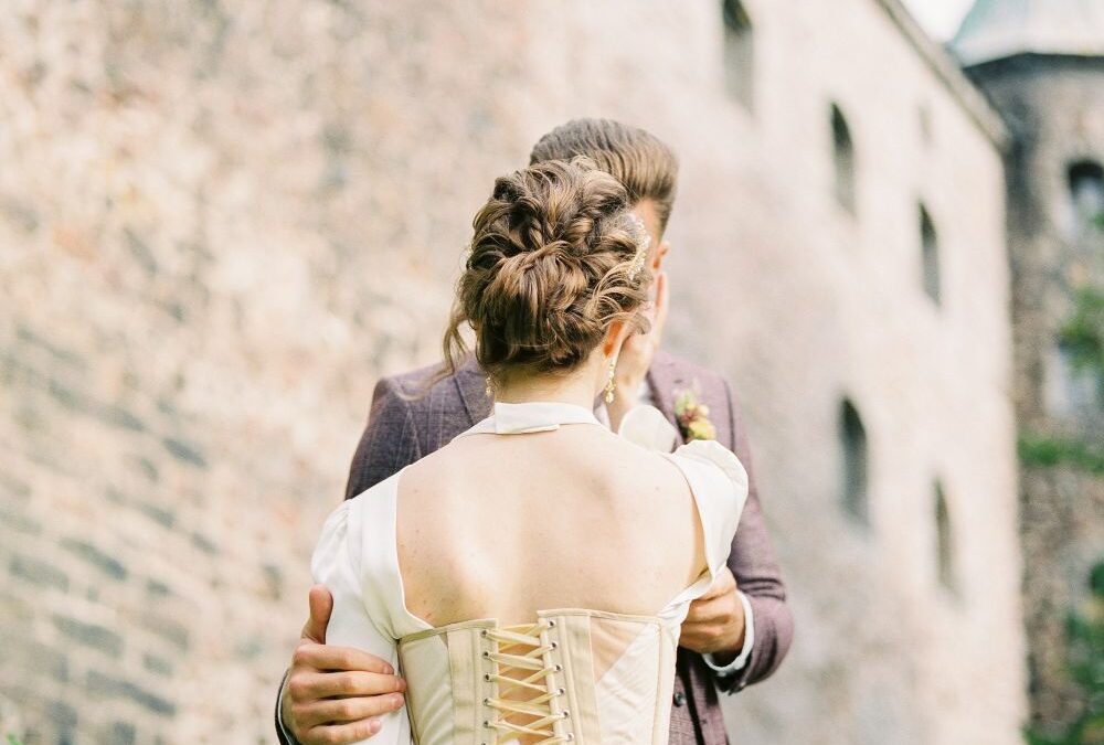 Golden Hour Magic: The Secret to Glowing Wedding Photos